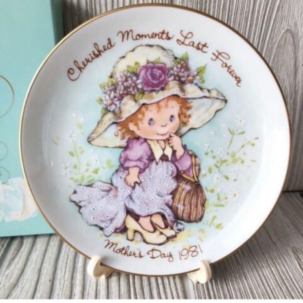 AVON - 1981 Mothers Day Plate Collectible "Cherished Moments Last Forever"